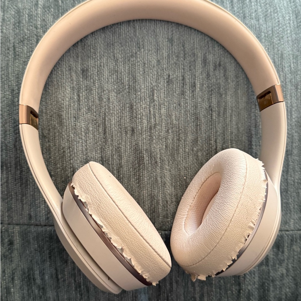 Beats by Dre solo 3  Over-Ear Headphones Cream rose gold